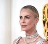 Aos 15 anos, Charlize Theron presenciou a morte do pai em um caso de legítima defesa, o que impactou sua vida emocional