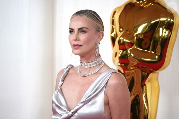 Aos 15 anos, Charlize Theron presenciou a morte do pai em um caso de legítima defesa, o que impactou sua vida emocional