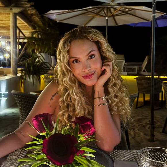 Sarah Andrade 'debutou' seu visual diferente, com cabelo cacheado, pouco antes do 'BBB 26'