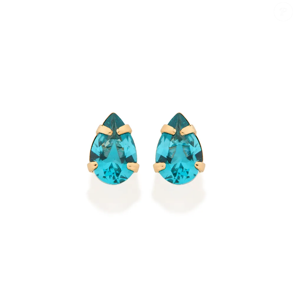 Entre os destaques está o Brinco Gota Banhado a Ouro 18K com Zircônias, por R$ 159, com duas zircônias em formato de gota de 4x6 mm e detalhes na cor azul