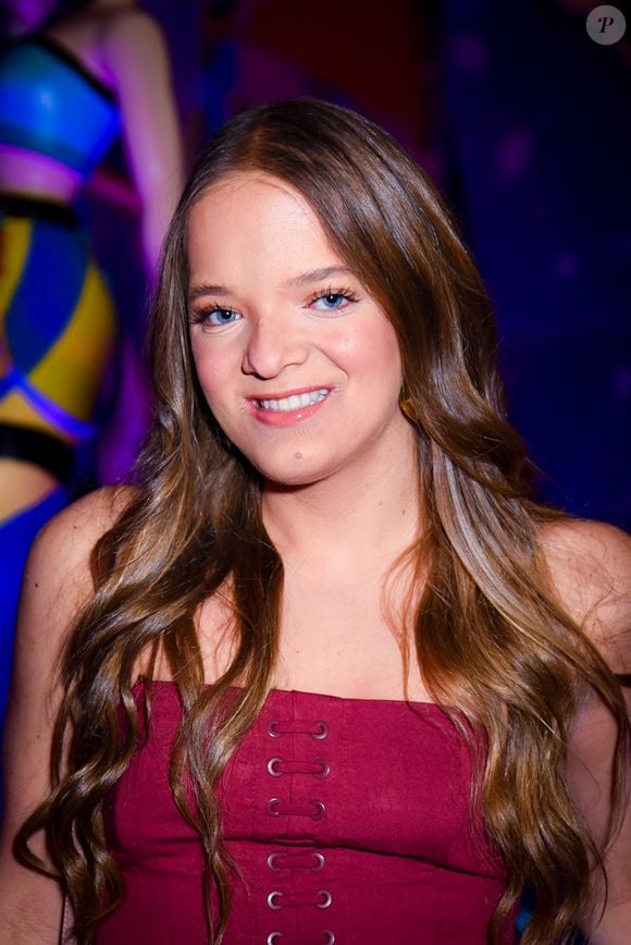 Em clima de comemoração em família, Rafaella Justus escolheu um macacão vinho de modelagem ajustada na parte superior para a festa das gêmeas Chiara e Sienna, filhas de Fabiana Justus