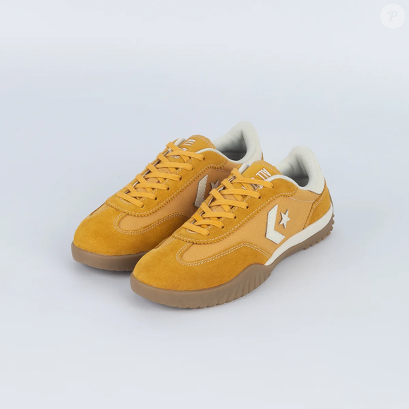 O amarelo voltou com força na moda e o novo tênis da Converse entra na tendência sem perder a versatilidade. Um modelo confortável, moderno e perfeito para quem ama produções práticas e cheias de atitude