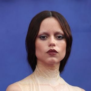 Com sobrancelhas descoloridas e vestido Ashi Studio, Jenna Ortega redefine o glamour gótico no tapete vermelho