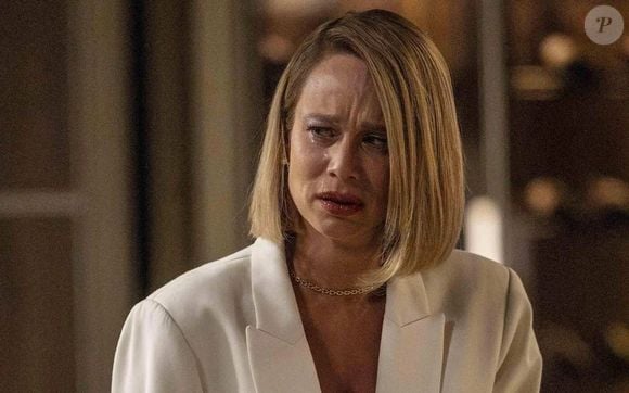 Adriana perdoa Dora, mas prepara golpe pelas costas