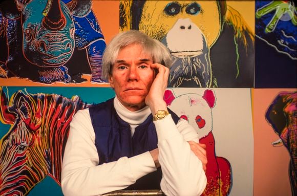 Décadas após revolucionar a arte, Andy Warhol continua inspirando a moda com sua estética vibrante, marcada por cores intensas e retratos que atravessaram gerações