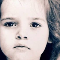 Essa menina seria chamada de ‘nepobaby’ nos dias de hoje, mas teve a vida interrompida por um assassinato chocante. Reconhece?