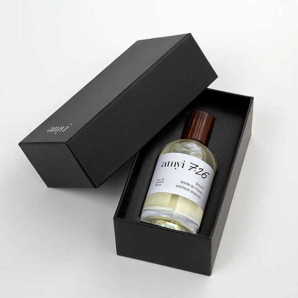 O patchouli silvestre é o protagonista da evolução olfativa do Amyi 7.26. De acordo com a apresentação oficial, a nota amadeirada aparece acompanhada de vetiver, sândalo e notas balsâmicas, formando um fundo rico, acolhedor e cheio de presença