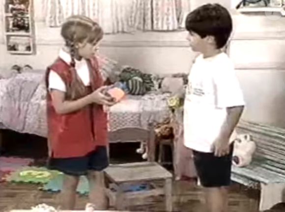 Ator de 'Chiquititas', Cauê Braga em cena da novela com Carla Diaz, a Maria