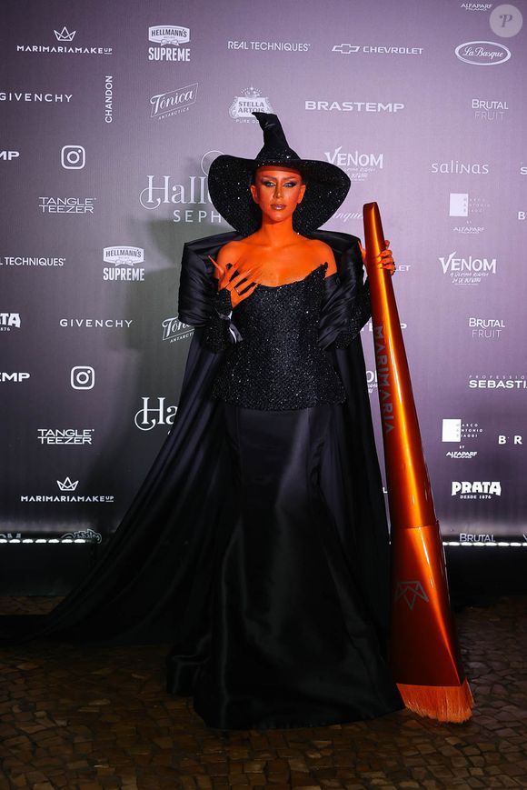 Mari Maria foi ao baile da Sephora 2024 de Halloween, em 11 de outubro, fantasiada de 'Wicked', sendo que usou laranja para fazer referência à sua marca.
