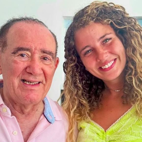 Debby Lagranha publicou algumas imagens ao lado de Renato Aragão, em comemoração ao seu aniversário de 90 anos.