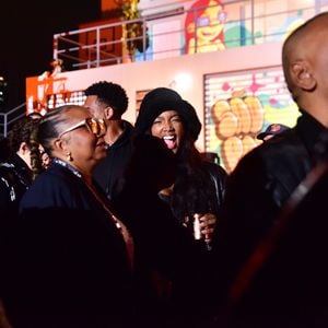 Após o show, Iza curtiu a apresentação de Belo no festival na companhia de amigos