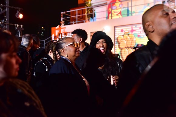 Após o show, Iza curtiu a apresentação de Belo no festival na companhia de amigos