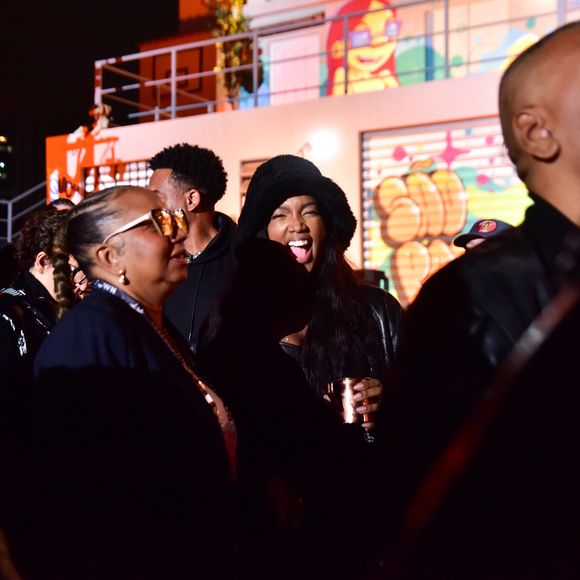 Após o show, Iza curtiu a apresentação de Belo no festival na companhia de amigos