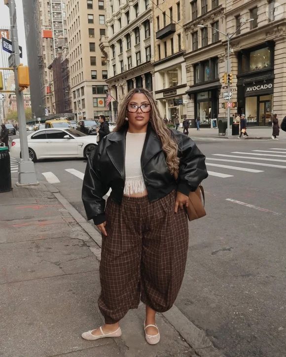 Ideais para combinar com casacos de camurça em looks de meia-estação, as pernas largas conferem um toque chique e descontraído ao seu visual do dia a dia.