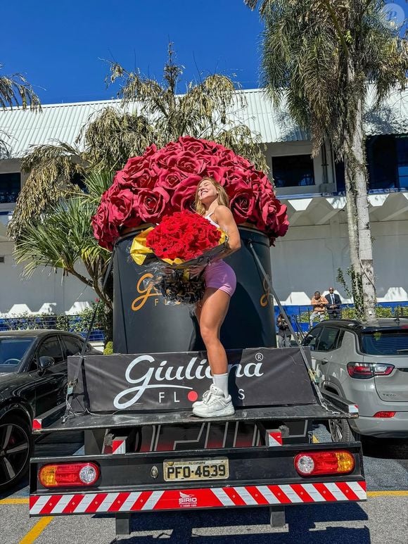 Flores enviadas a Virgínia Fonseca causaram terror em muitos funcionários devido a uma lembrança recente pouco agradável