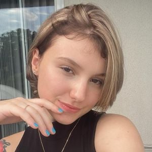 Nesta segunda-feira (12), Isabel Veloso compartilhou em suas redes sociais que seus novos exames apontaram que o câncer entrou em remissão