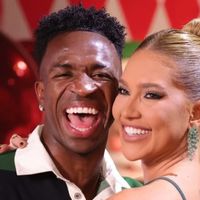 Perto da estreia oficial no Carnaval 2026, Virgínia revela surpresa romântica de Vini Jr. com tênis personalizado e flores: 'Namorado perfeito'