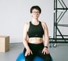 Para fazer estes exercícios, basta apenas uma cadeira, banco, bola de Pilates ou outro local que você possa se sentar