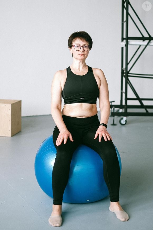 Para fazer estes exercícios, basta apenas uma cadeira, banco, bola de Pilates ou outro local que você possa se sentar