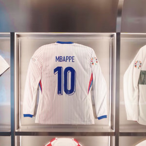 Vini Jr. guarda camisetas de Cristiano Ronaldo, Mbappé, Benzema e outras grandes estrelas