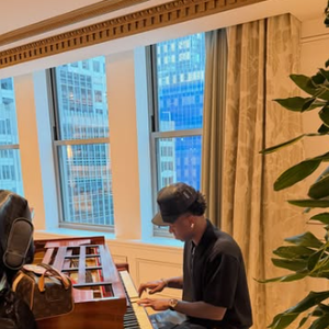 Ele é músico! Vini Jr. toca piano durante as férias
