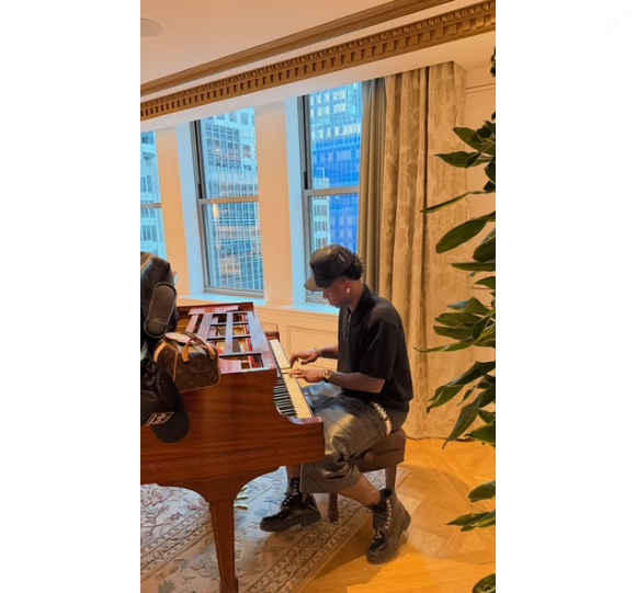 Ele é músico! Vini Jr. toca piano durante as férias