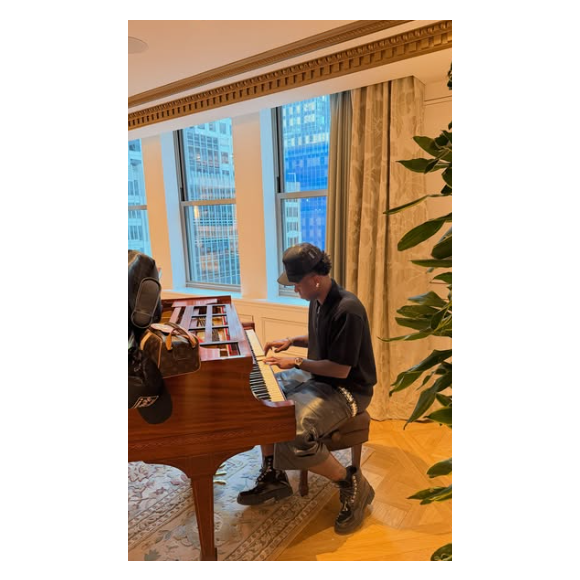 Ele é músico! Vini Jr. toca piano durante as férias
