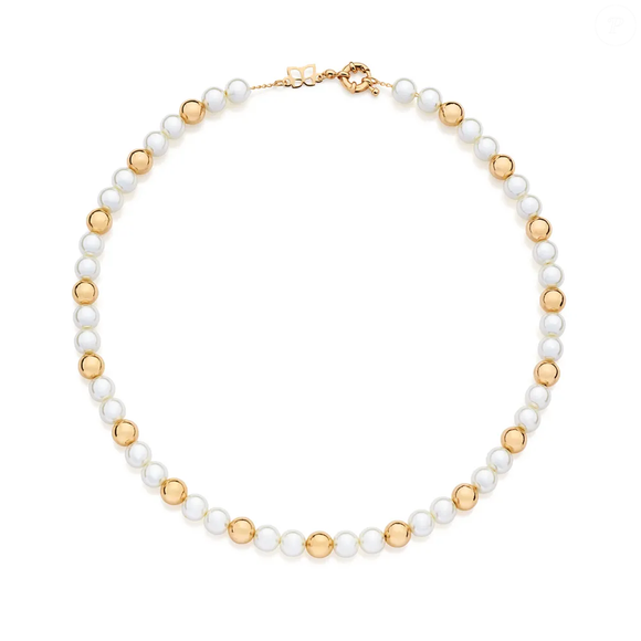 Para completar a seleção, a Gargantilha com Bolas e Pérolas Sintéticas Banhada a Ouro 18K, por R$ 1.759, tem 45 cm de comprimento e reúne 17 bolas e 36 pérolas sintéticas de 8 mm, formando uma composição de destaque para uma produção de festa