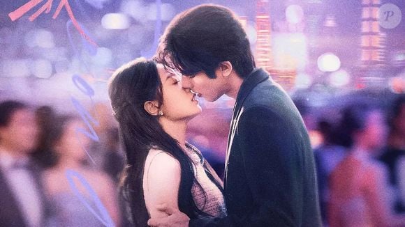 Conforme o tempo passa, os dois começam a se aproximar e vivem um romance intenso que muda suas percepções sobe o amor