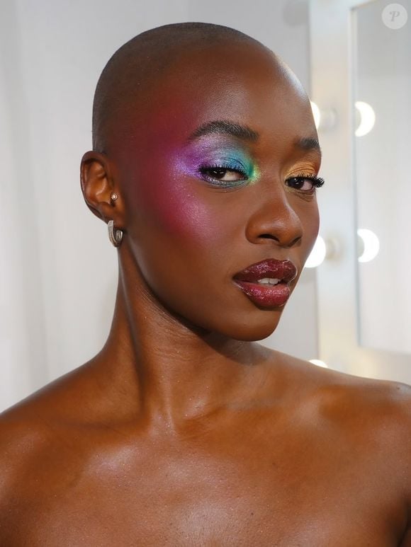 Mirella Qualha adora makes poderosas para festivais e cuida da pele para protegê-la