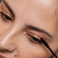 Os maquiadores profissionais concordam: este é o truque para aplicar o rímel e rejuvenescer instantaneamente