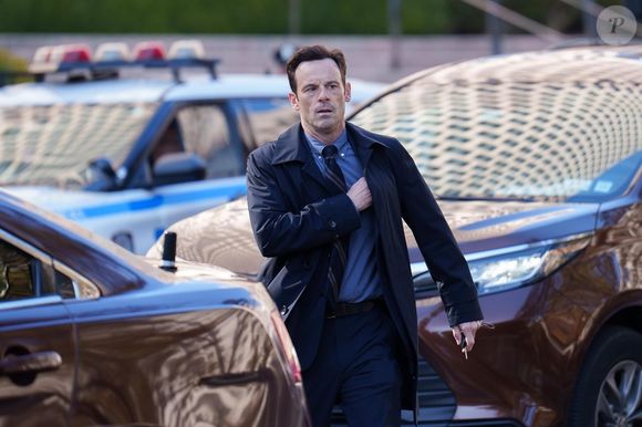 A série é estrelada por Emmy Rossum e Lola Petticrew e conta ainda com Scoot McNairy, Quincy Tyler Bernstine e Jake Lacy no elenco
