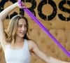 Treinador explica como usar o elástico para tonificar bíceps e tríceps de maneira eficiente