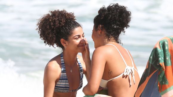 Ana Clara (Samantha Jones) contata Maria de Fátima (Bella Campos), deixando claro que sabe quem ela é.