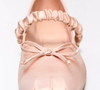 A tira franzida sobre o peito do pé é um dos destaques da sapatilha de cetim rosa da Bershka. O detalhe acrescenta volume ao design e reforça a inspiração vintage do calçado, que custa menos de R$ 200 e combina referências clássicas com elementos contemporâneos