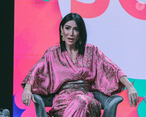 Michelle Barros e Shia viraram assunto em 'A Fazenda 17' após suposto beijo