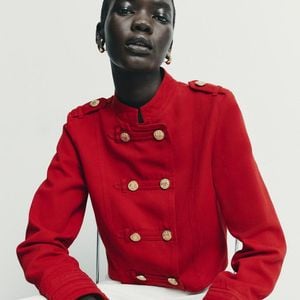Encontrei na Zara, Renner e Bershka as jaquetas napoleônicas virais no estilo Michael Jackson e Paquita; confira tendência em alta