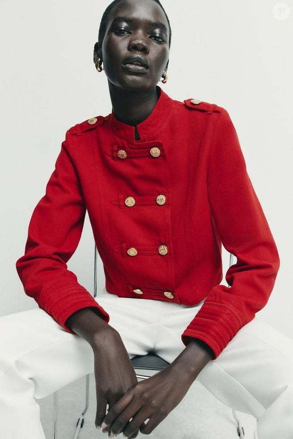 Encontrei na Zara, Renner e Bershka as jaquetas napoleônicas virais no estilo Michael Jackson e Paquita; confira tendência em alta