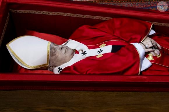 Papa Francisco está sendo velado com uma roupa vermelha, tradição entre os papas