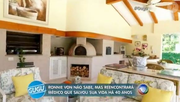 Casa de luxo Ronnie Von: fogão de lenha em área com vista para a piscina