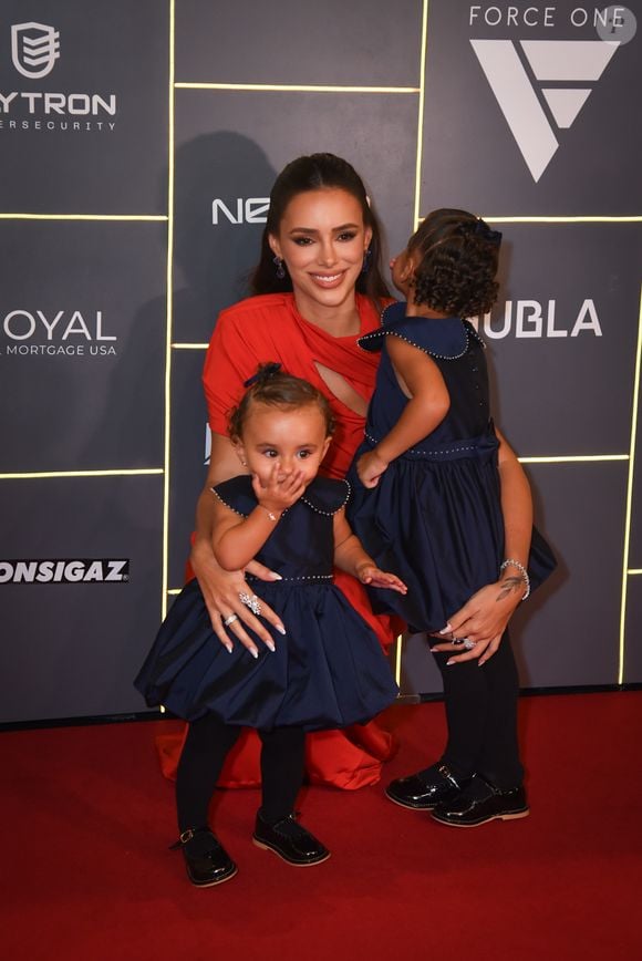 Neymar e Bruna Biancardi prestigiam a noite beneficente do Instituto Projeto Neymar Jr. ao lado das filhas Mavie e Mel