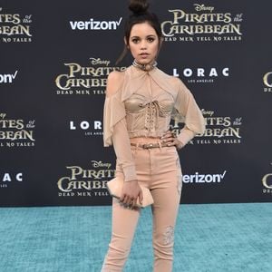 Looks monocromáticos, peças estruturadas e penteados mais ousados passaram a compor seu guarda-roupa em eventos de tapete vermelho