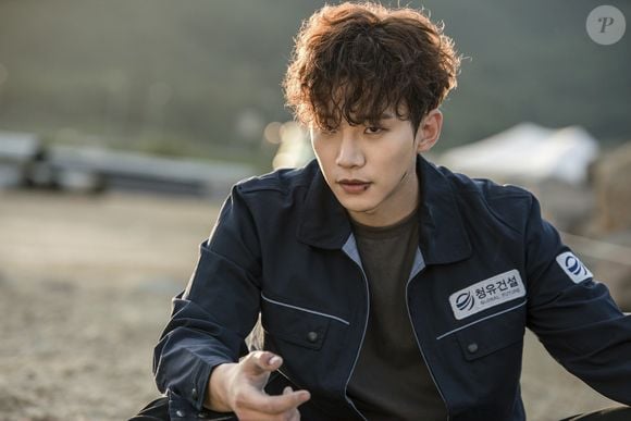 Lee Kang-doo é um ex atleta que tinha o sonho de jogar futebol, mas que viu sua vida mudar completamente após perder o pai no acidente e sofrer uma grave lesão na perna