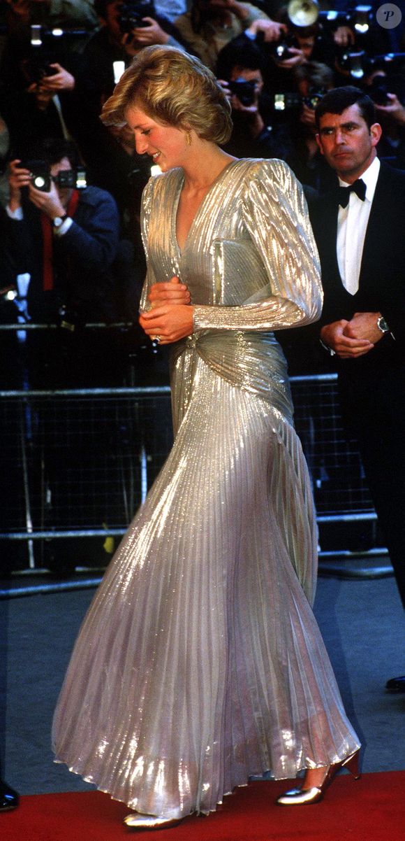 Metalizados em alta em 2026: Diana foi à premier de 'A View to Kill' com look prateado em 1985 e sapatos no mesmo tom