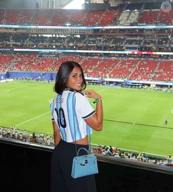 O Audemars Piguet Royal Oak Offshore Lady usado por Antonela Roccuzzo ganhou destaque após a classificação da Argentina às quartas de final da Copa do Mundo de 2026
