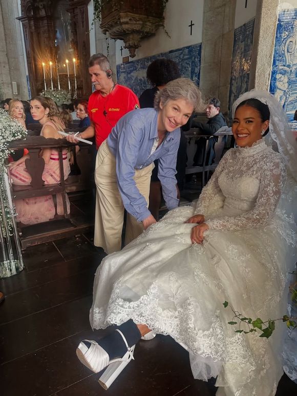 O vestido em questão já foi usado anteriormente no casamento real de uma noiva da alta sociedade brasileira