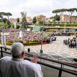 Papa Francisco faz primeira aparição pública e recebe alta do hospital após 40 dias internado
