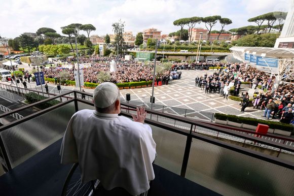 Papa Francisco faz primeira aparição pública e recebe alta do hospital após 40 dias internado
