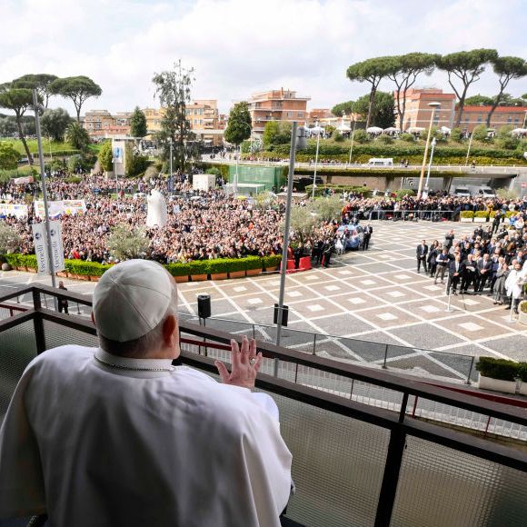 Papa Francisco faz primeira aparição pública e recebe alta do hospital após 40 dias internado