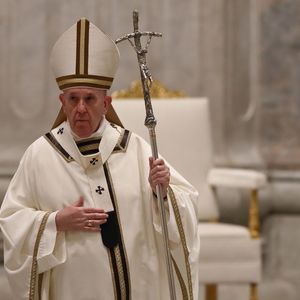 Na Basílica de São Pedro, Francisco mantém a mitra simples e o báculo pastoral, recusando símbolos do poder clerical